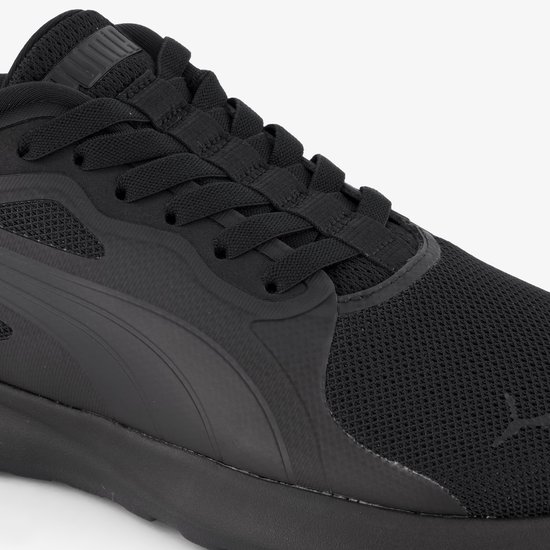 Detail van een zwarte PUMA sneaker met veters en mesh.