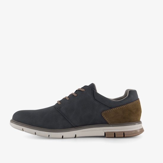 Zij-aanzicht van een donkerblauwe sneaker met bruine suède accenten.
