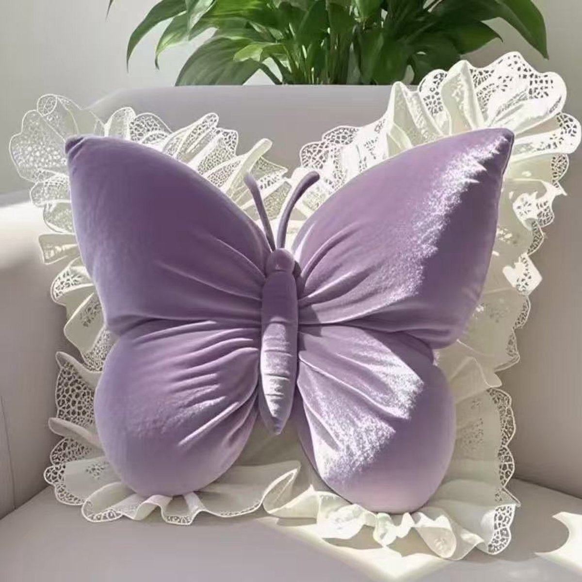 Casalora Vlinder Sierkussen met Kant 45×40 cm – Zacht Fluwelen Decoratief Kussen – Romantisch Paars Bankkussen voor Woonkamer & Slaapkamer