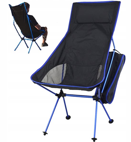 Zwarte campingstoel met blauwe accenten en een zittende man op de achtergrond, geïsoleerd op wit.