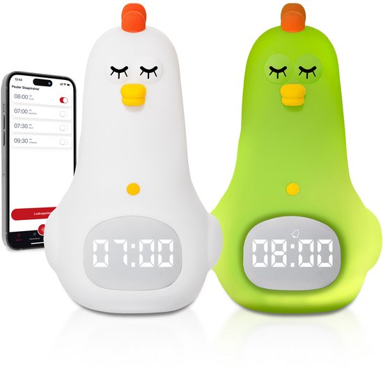 Witte en groene kip slaaptrainer met gesloten ogen, gele snavels en oranje kuiven. Twee digitale klokken tonen '07:00' en '08:00'.