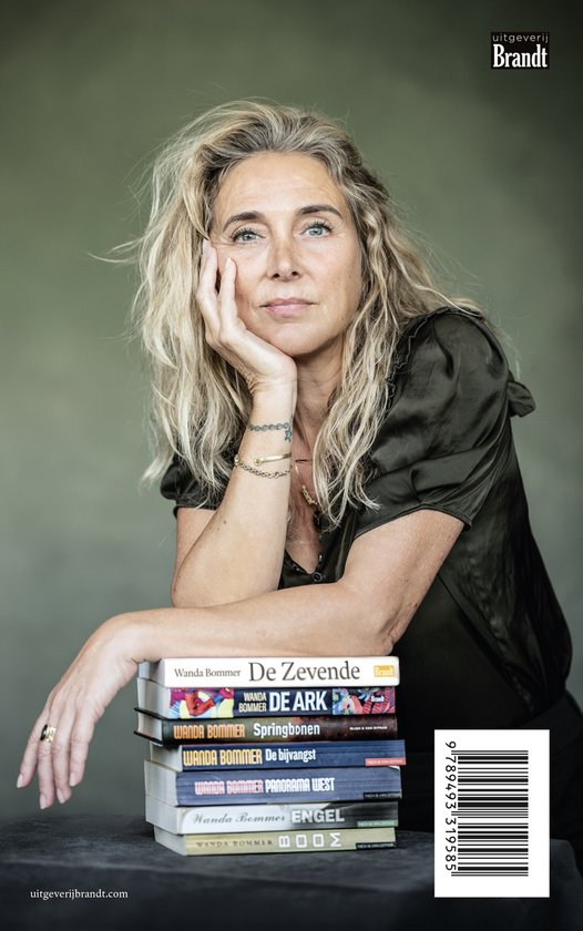Foto van auteur Wanda Bommer met een stapel van haar boeken.