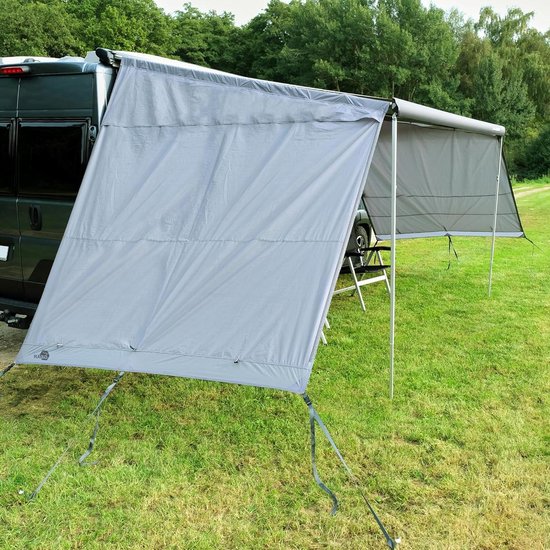 Een grijze, uitklapbare camper zijwand met steunpalen, bevestigd aan een camper en de luifel.