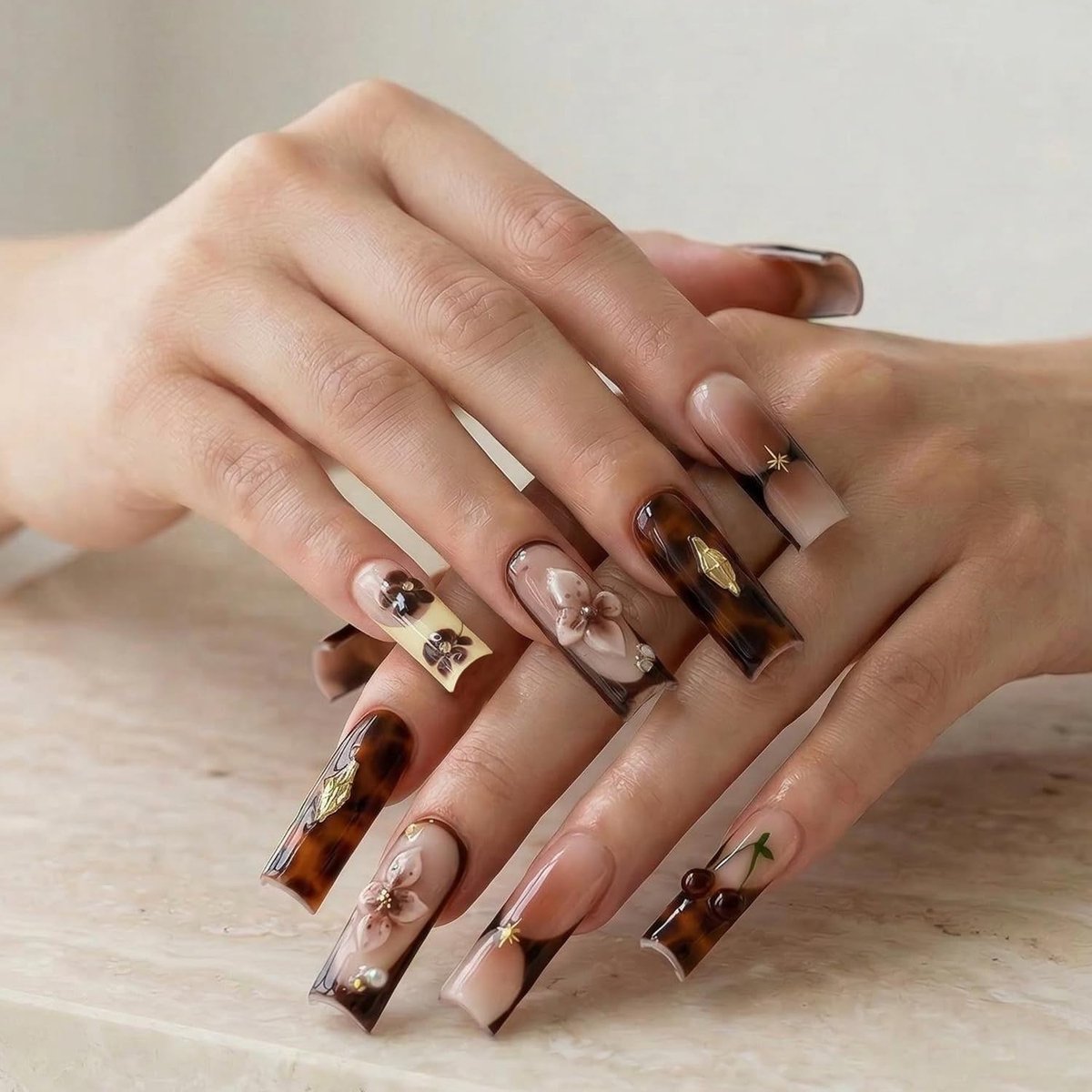 24 Stuks Lange Drukspijkers Schildpad Bruin Vierkant | 3D Bloemen & Kersen Nail Art voor Dames | Plaknagels voor Feest Date Boho Stijl