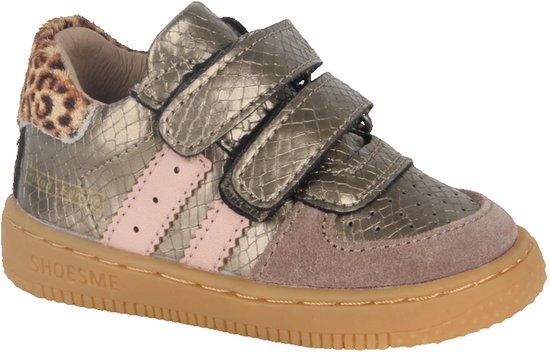 Gouden sneaker met slangenprint, roze strepen, suède neus en klittenband.