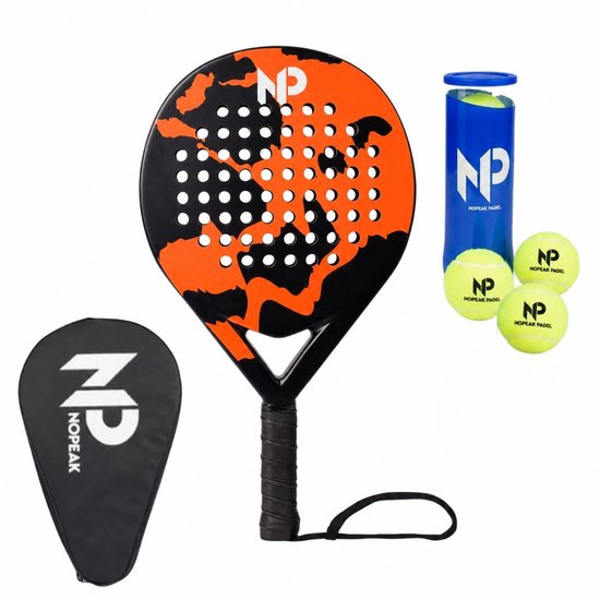 Padelracket met oranje en zwart camouflagepatroon, bijpassende tas en drie padelballen in een blauwe cilinder.
