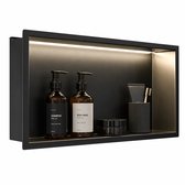 Matzwarte inbouwnis met verlichting, met twee bruine flesjes met pompjes: SHAMPOO en BODY WASH, een tube, een tandeborstel en een zwarte houder.