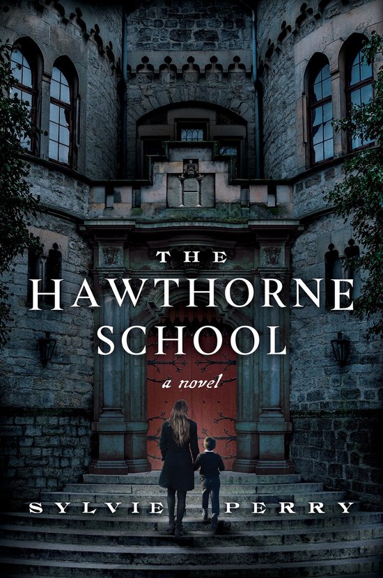 De kaft van het boek 'The Hawthorne School' toont een vrouw en een kind die de trap oplopen naar een groot, rooddeuren kasteel met de tekst 'The Hawthorne School' en 'a novel' erop.