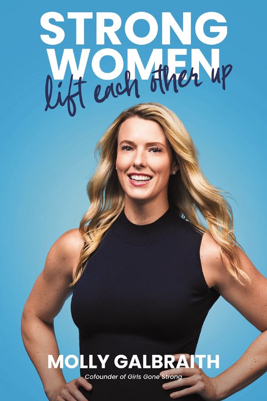 Vrouwen met een blauwe achtergrond. De titel 'STRONG WOMEN lift each other up' staat in witte letters boven aan de afbeelding. Molly Galbraith, medeoprichter van Girls Gone Strong, staat in het midden met haar handen in de zij.