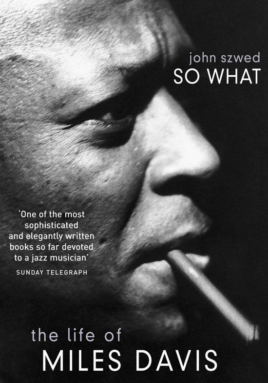 Boekomslag 'So What: the life of MILES DAVIS' door John Szwed, met close-up van Miles Davis die rookt.