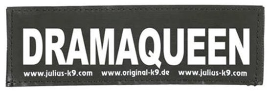 Zwart tekstlabel met witte letters "DRAMAQUEEN" en "www.julius-k9.com www.original-k9.de" eronder.