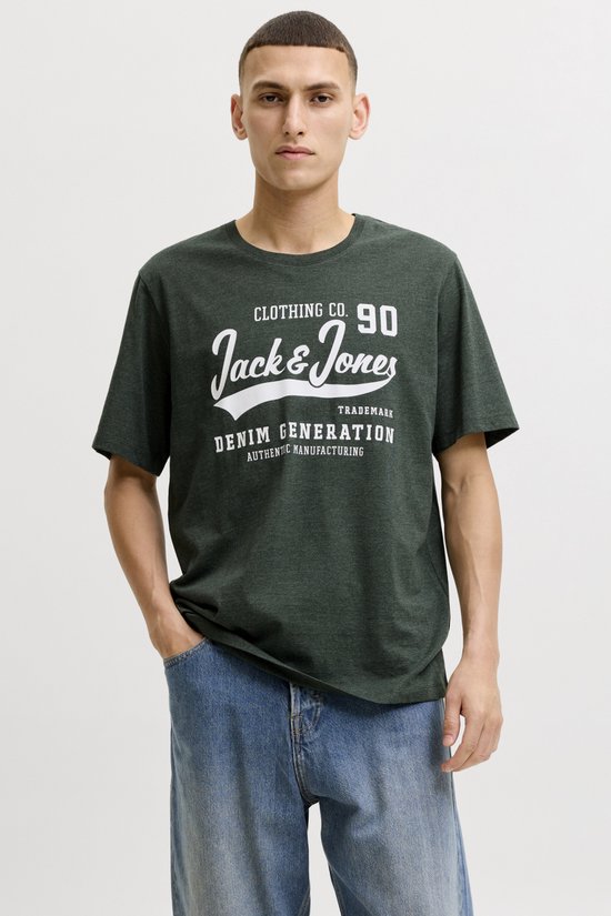 Man draagt een donkergroen T-shirt met 'Jack & Jones Denim Generation' opdruk.