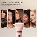 Vijf portretten van vrouwen met verschillende huid- en haarkleuren, met een roze ladyshave.