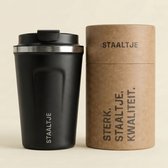 Zwarte RVS thermosbeker met 'STAALTJE' opschrift, naast een ronde kartonnen verpakking met 'STAALTJE' en 'STERK. STAALTJE. KWALITEIT.'