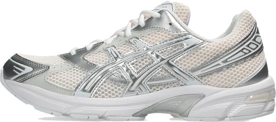 Zijzicht van een witte Asics Gel-1130 sneaker met zilverkleurige details.
