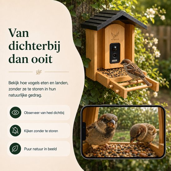 Houten vogelvoederhuisje met camera, met twee mussen die eten van het voer. Een smartphone toont close-up van mussen.