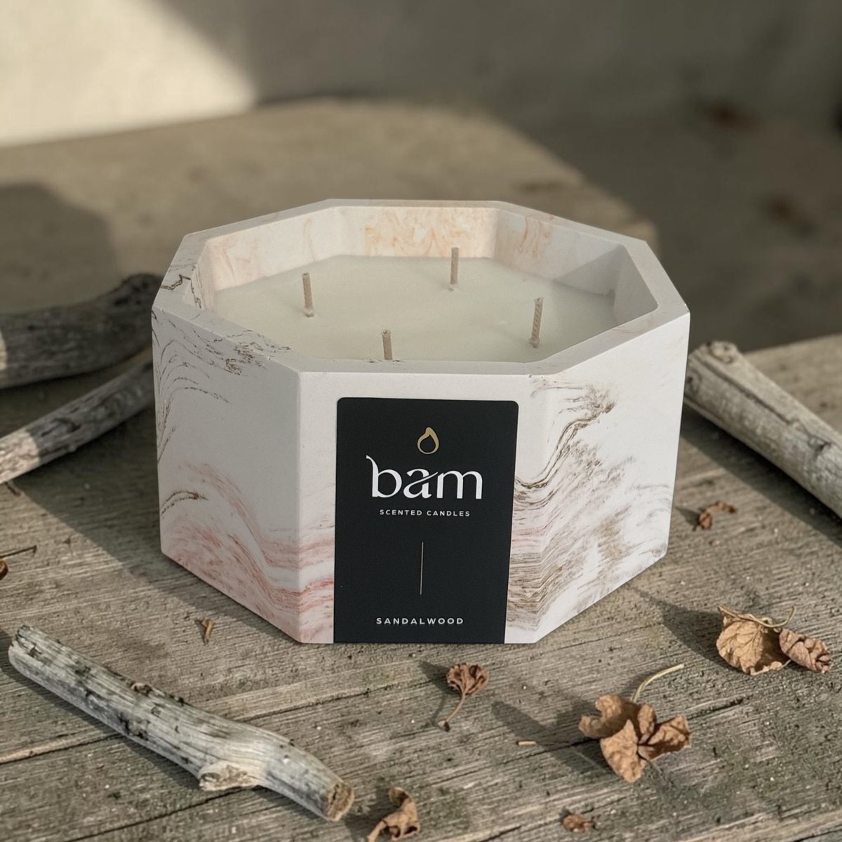 Handgemaakte Sandalwood geurkaars van 545 g in een uniek beige/oranje gemarmerd 8-hoekig potje. Sandelhout. Brandt ca. 75 uur.