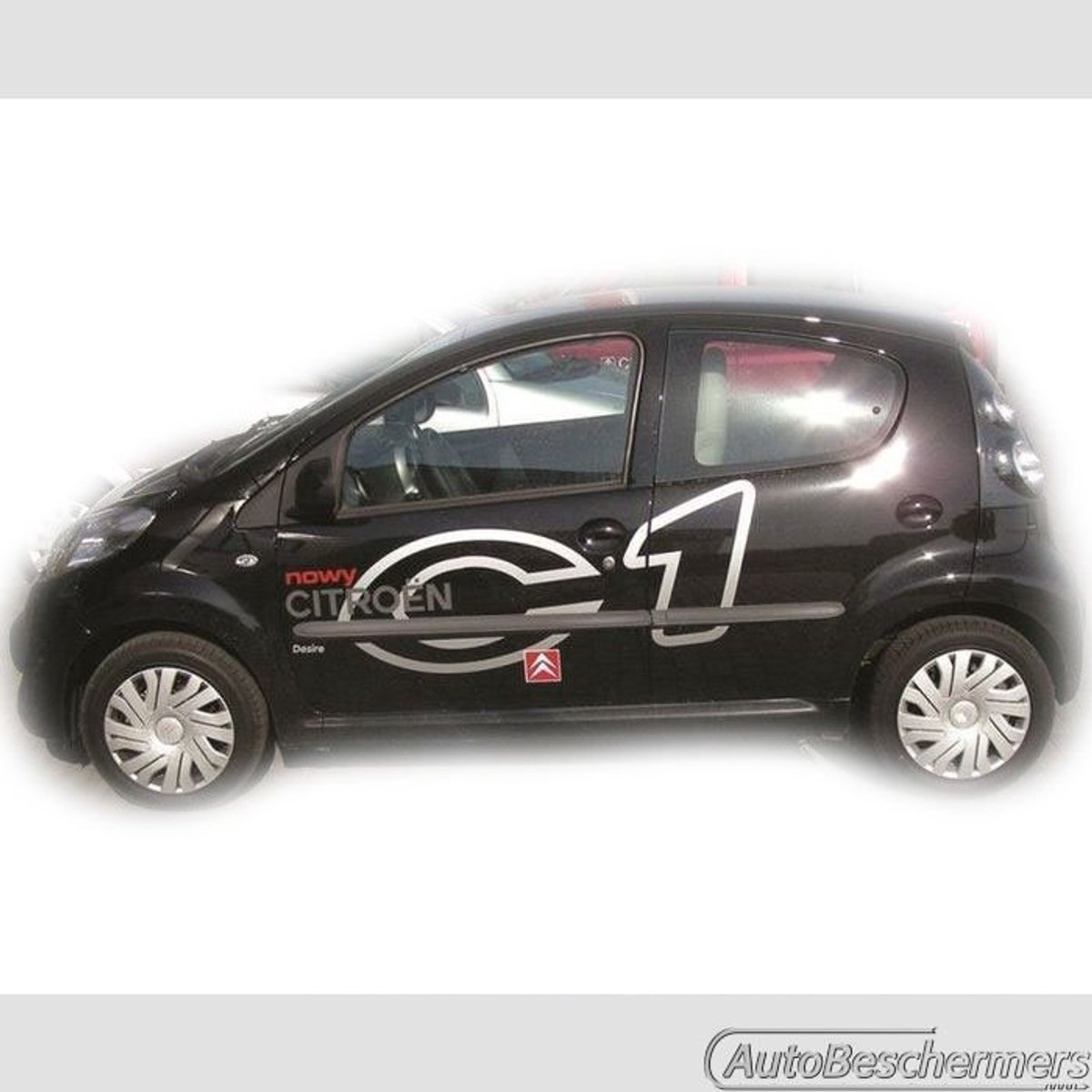 Stootlijsten set zwart voor Peugeot 107 5-deurs 03.2005-03.2014. De stootstrips zijn zelfklevend. Set a 4 stuks (#0002)