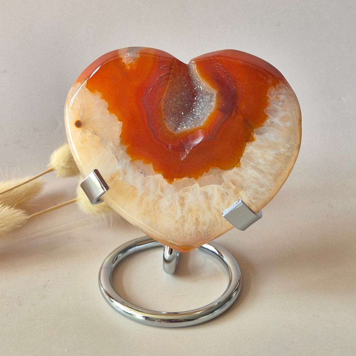 Edelsteen Carnelian Druzy Hart op Standaard 117g – Passie, Kracht & Glinsterende Energie