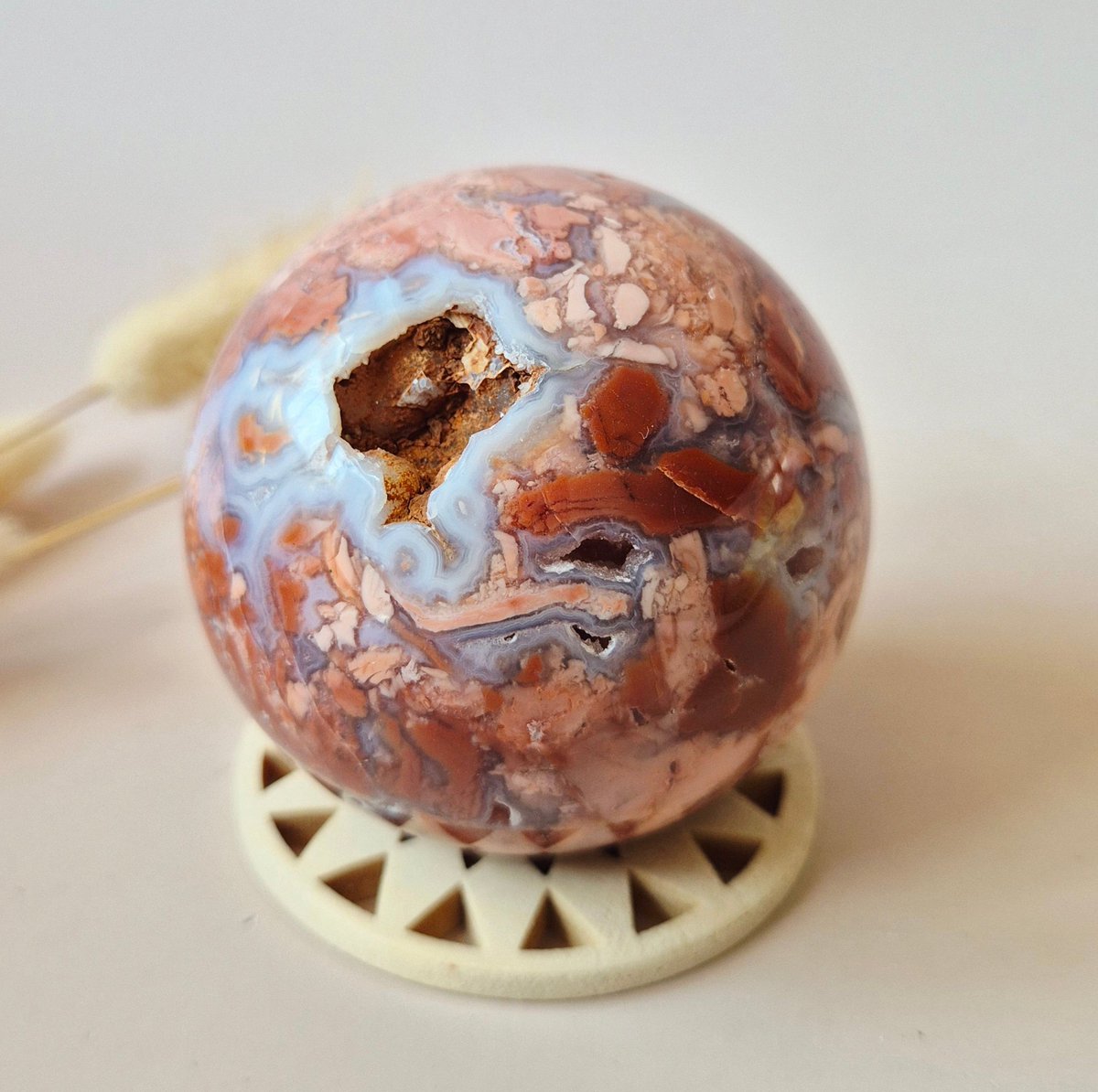 Kristallen Edelsteen Druzy Petal Agate bol 63mm – Uniek kunstwerkje van Moeder Aarde