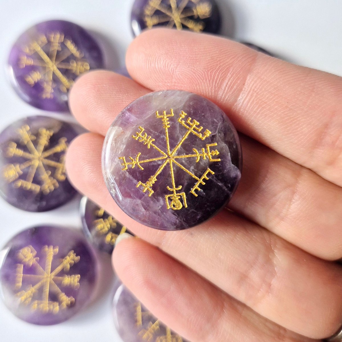 Edelsteen Amethist schijf 2,5cm met Vegvísir Vikings Kompas symbool – Zaksteen worry stone