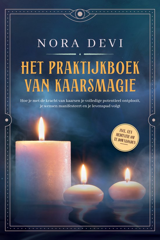 Boek kaft met de titel 'Het Praktijkboek van Kaarsmagie' door Nora Devi, met drie brandende kaarsen op een donkere, reflecterende achtergrond.