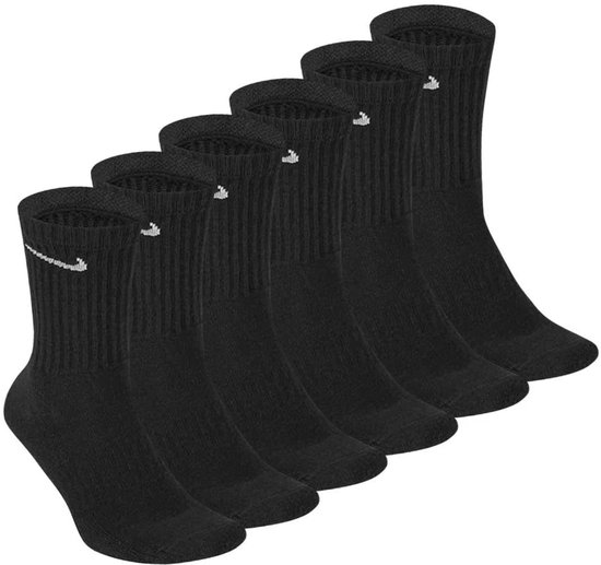 Six paires de chaussettes Nike noires avec logos Nike blancs, tournées pour un effet subtil.