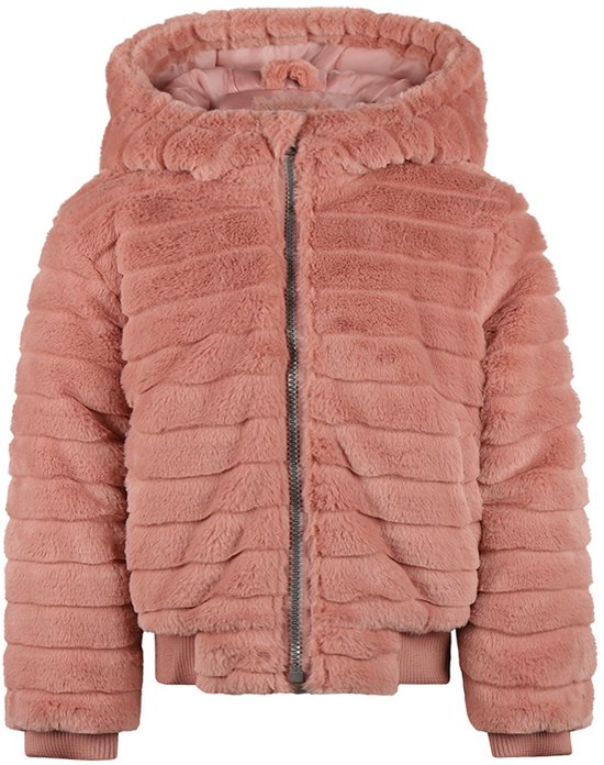 Roze (ash rose) Koko Noko meisjes jas met capuchon en ritssluiting, van nepbont met horizontale ribbels.