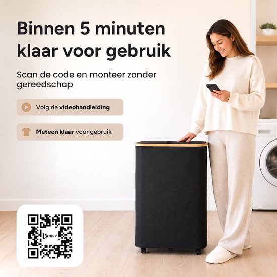 Een vrouw scannt met haar telefoon een QR-code naast een zwarte wasmand met bamboehouten afwerking. De wasmand staat in een wasruimte.