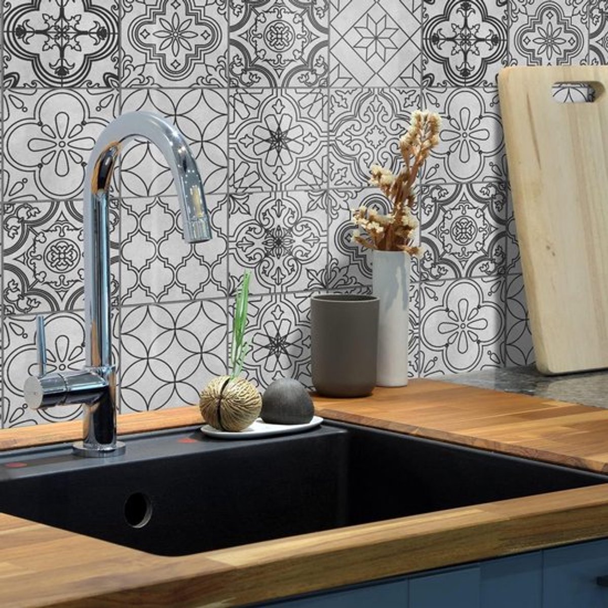 Tegelstickers voor vloer en muur, antislip PVC stickers voor keuken en badkamer, zelfklevend en grijs, 30 x 15 cm, set van 24 stuks