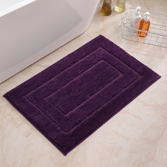 Paarse badmat met een zachte, pluizige textuur en een gestructureerd ontwerp met meerdere lagen.