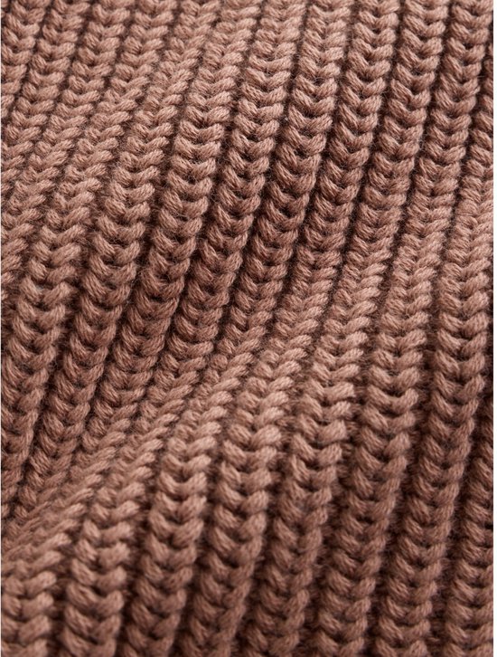 Textuur van een bruin gebreid vest met fijne ribbels.