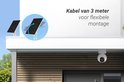 Witte beveiligingscamera met flexibel monteerbaar zonnepaneel en 3 meter kabel.