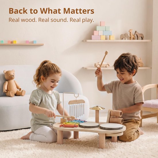 Kinderen spelen op een houten muziektribune met xylofoon, trommels, cimbalen en blokken.