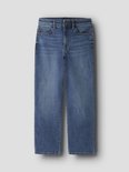 Losse, blauwe jeans met rechte pijpen.