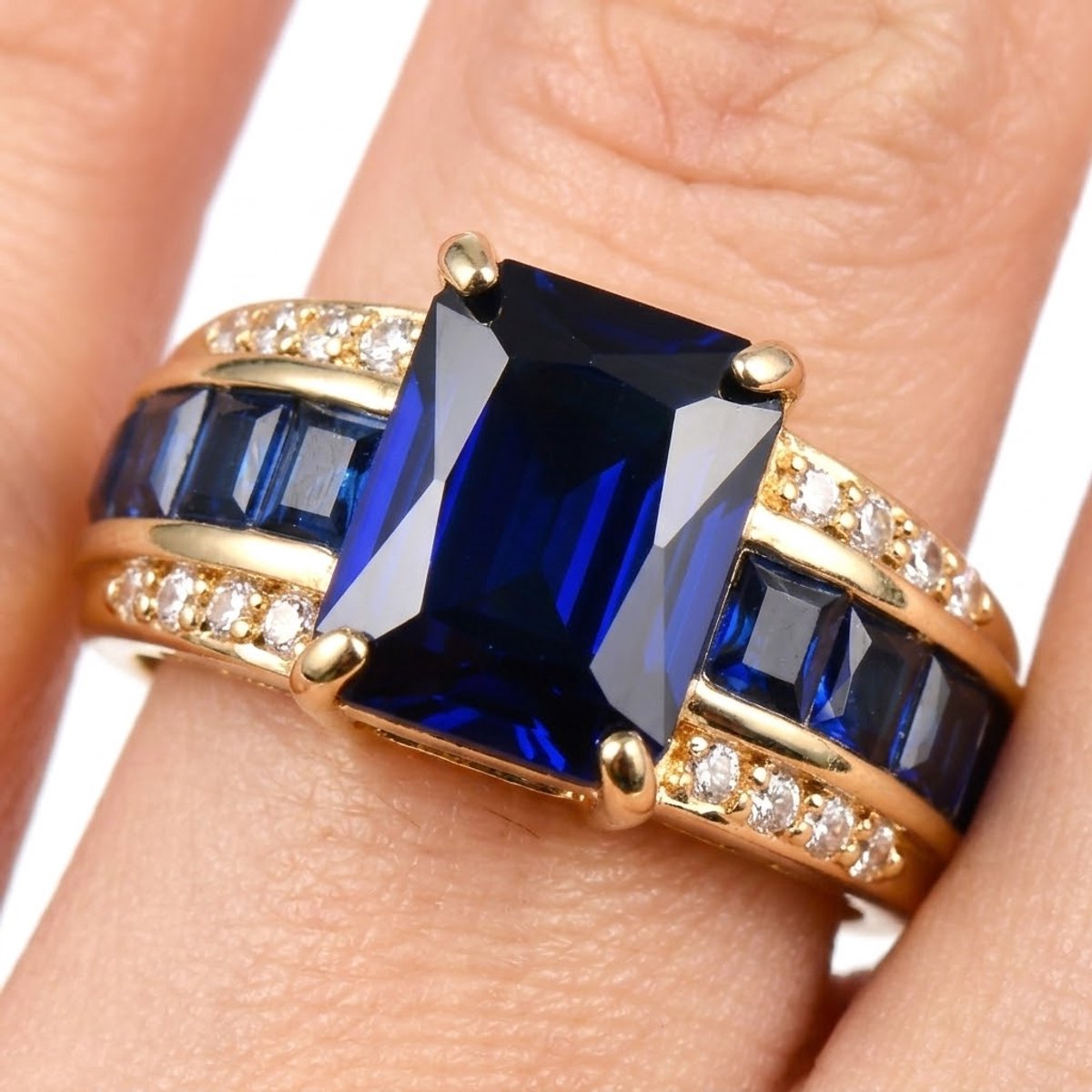 Blauw goudkleurige ring dames maat 6 met steen vierkante donkerblauwe steen en pavé details brede band ring met blauwe en transparante stenen statement ring