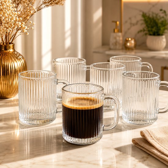 Ensemble de six tasses en verre nervuré, dont une remplie d'espresso.