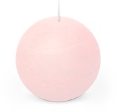 Bougie sphérique rose pâle, aspect rustique, aspect marbré et mèche blanche.