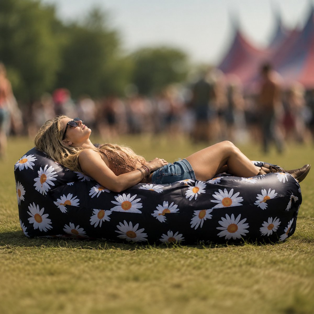 Air Lounger – Opblaasbare Ligzak en Luchtzak – Lichtgewicht – Te Gebruiken als Zitzak en Luchtbed – 230 x 70 cm / Zwart met Bloemen