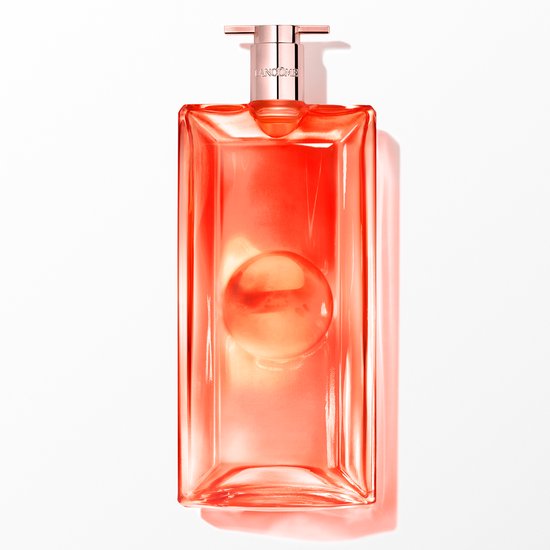 Lancôme Idôle Peach'N Roses parfumfles op witte achtergrond met schaduw.
