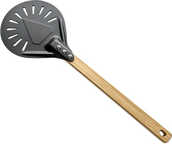 Donkergrijze pizzachep met geperforeerd metalen schepvlak en een lichtbruin houten handvat, geïsoleerd op een witte achtergrond.
