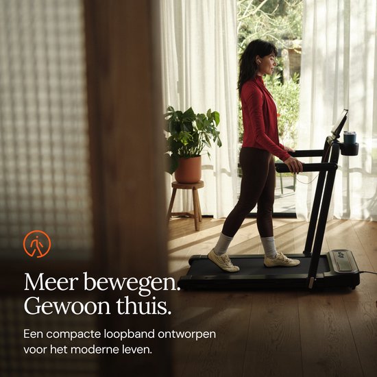 Vrouw loopt op zwarte loopband in een lichte woonkamer