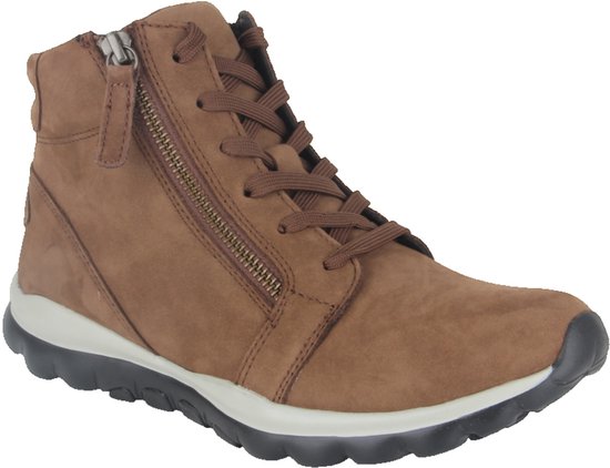 Bruine nubuck Gabor veterboot met rits, grijze zoolrand en zwarte zool.