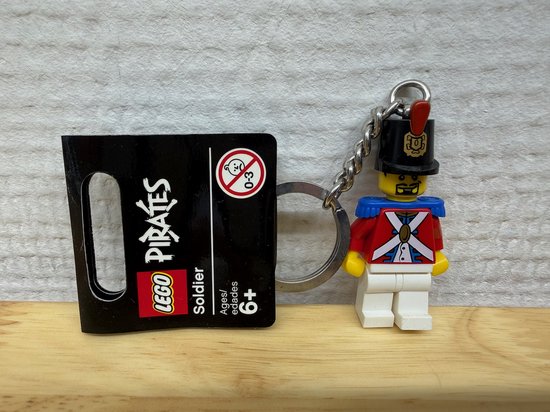 LEGO Pirates Imperial Soldier II sleutelhanger met een rood uniform, blauwe mouwen, witte broek en een zwarte hoed.