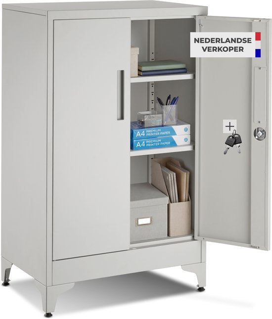 Grijze archiefkast met open deur, met 2 verstelbare planken, inclusief kantoorspullen en sleutels.