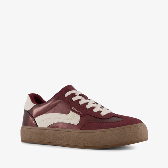 Bordeauxrode Tamaris sneaker met beige logo en witte veters. Dikke bruine zool.