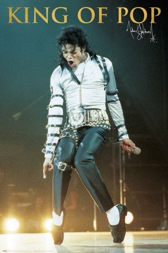 Michael Jackson in glimmend zilveren jasje, zwarte broek, riemen en witte sokken, dansend op podium. KING OF POP.