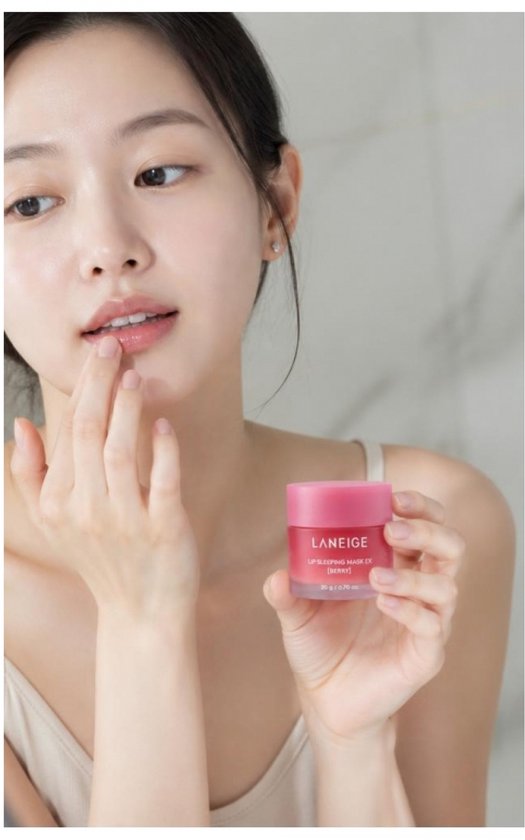 Jeune femme d'origine asiatique applique le masque de nuit pour les lèvres Laneige Lip Sleeping Mask EX [Berry].