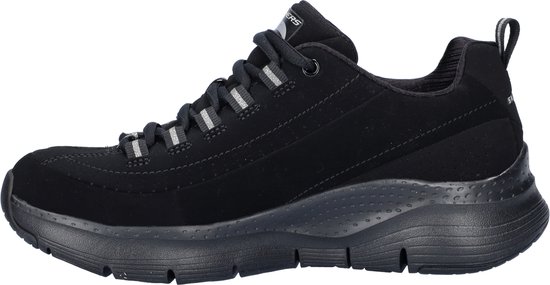 Zwarte Skechers sneaker met vetersluiting, grijze accenten en een dikke zool.