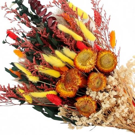 Een boeket van diverse droogbloemen met gele, rode en oranje pluimen, gedroogde zonnebloemen en eucalyptusbladeren.